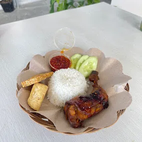 Hidangan ayam bakar Kalasan disertai nasi, sambal, dan lalapan